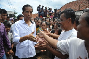 Indonesian President Joko Widodo (left) visits the country's capital of Jakarta. Photo: Jokowi Blusukan via Wikimedia Commons.