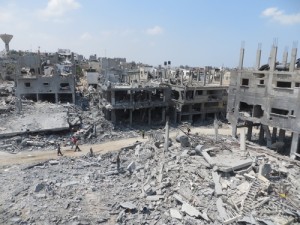 A Gaza building destroyed during the 2014 war. Several leading Arab states have not kept their promise to aid Gaza reconstruction following the war. Photo: Wikimedia Commons. 