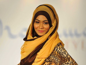 A model displaying a fashionable hijab at "Moslema In Style Fashion Show." Photo: Wikipedia. 