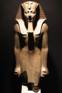 A statue of Thutmose III of Egypt's 18th Dynasty. The discovered amulet displays the name of the Egyptian pharaoh. Photo: Wikimedia Commons.