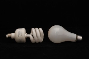 A fluorescent light bulb (left) and an incandescent one. Photo: Blight2016.com.