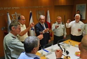 Prime Minister Benjamin Netanyahu, center, took part in a pre-Independence Day toast at the IDF headquarters in Tel Aviv on Monday, where he shook hands with IDF Deputy Chief of Staff Maj. Gen. Yair Golan. Photo: Kobi Gideon/GPO.