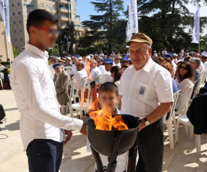 Jewish Agency Chairman Natan Sharansky kindles a memorial flame together with two members of the Nahari family (faces blurred at the family’s request). Jewish teacher Moshe Ya’ish Nahari was murdered in an anti-Semitic attack in Yemen in 2008. Photo: Sasson Tiram for The Jewish Agency for Israel.