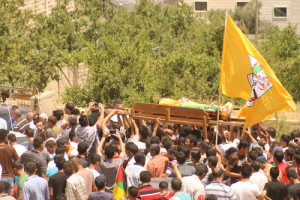 A funeral in the disputed Palestinian territories in June 2014. (Illustrative photo.) Some 1,000 people attended the eastern Jerusalem funeral o.f Palestinian terrorist Ala Abu Jamal  Photo: Azzam Talahmi via Wikimedia Commons.