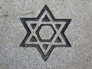 A Jewish gravestone marking (illustrative). Fourteen headstones at a Jewish cemetery in the British city of Manchester were vandalized. Photo: Wikimedia Commons.