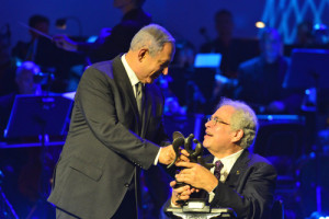 Prime Minister Benjamin Netanyahu (L) hands the Genesis Award to Israeli-American violinist Itzhak Perlman, during the Genesis Award ceremony at the Jerusalem Theater, on Thursday, June 23, 2016. Photo: Kobi Gideon / GPO.