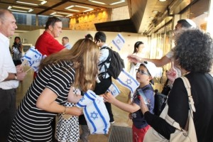 Aliyah from France arrive in Israel in June, 2015. Photo: The Jewish Agency for Israel via Flickr.com.