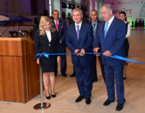 Israeli Prime Minister Benjamin Netanyahu (right) and his wife Sara (left) participate in a ribbon-cutting ceremony at the "Open a Door to Israel" exhibit in Moscow. Photo: Twitter.