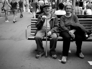An elderly couple resting on a bench. Photo: Wikipedia.