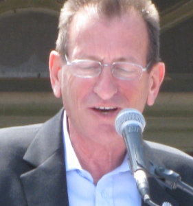Tel Aviv Mayor Ron Huldai implied that he understands the terrorists’ motives behind the Sarona attack. Photo: Wikimedia Commons.