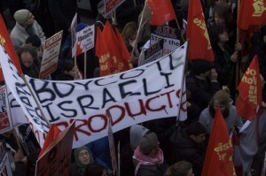 A pro-BDS rally. Photo: Claudia Gabriela Marques Vieira via Wikimedia Commons.