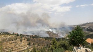 Smoke was seen billowing from the forest fire outside of Jerusalem. Photo: Twitter/Yiddish News.