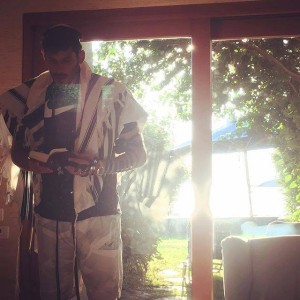 Israeli NBA player Omri Casspi in prayer. Photo: Facebook.
