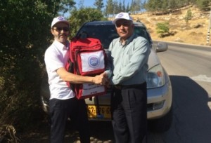 Hatzala Yehuda and Shomron medic Aryeh Levi gifts Dr. Abu Sherech with a first responder bag. Photo: Rescuers Without Borders.