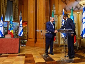 Israeli Prime Minister Benjamin Netanyahu in a joint press conference with Ethiopian Prime Minister Hailemariam Desalegn on Thursday. Photo: Israel's Government Press Office/Kobi Gideon