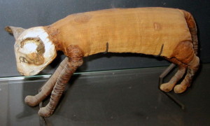 Mourning the loss of a dog. Louvre-Egyptologie. Photo: Wikipedia.