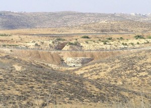 A project is under way to close gaps in the Israeli security barrier near Meitar, pictured. Photo: Eman via Wikimedia Commons.