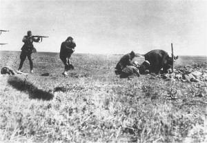 An Einsatzkommando member carrying out the execution of Jews near Ivangorod, Ukraine. Photo: Wikimedia Commons. 