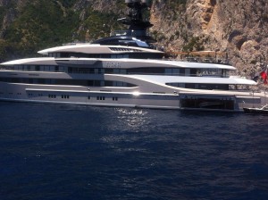 Roman Abramovich's yacht anchored in Italy. Actress Kate Hudson was spotted aboard the ship on Saturday. Photo; Twitter.