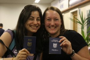 Immigrants to Israel holding Israeli documents. More than 200 North Americans immigrated to Israel on Tuesday. Photo: Eic413 via Wikimedia Commons.