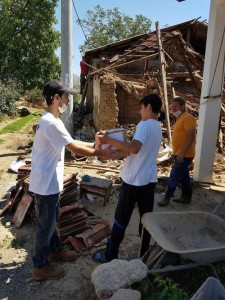 Volunteer distributing hygiene relief kit in Macedonia village. Photo American Jewish Joint Distribution Committee