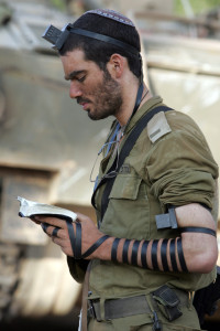 An IDF soldier praying. Photo: Wikipedia.