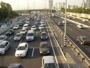 Traffic on an Israeli highway. Photo: Wikimedia Commons.