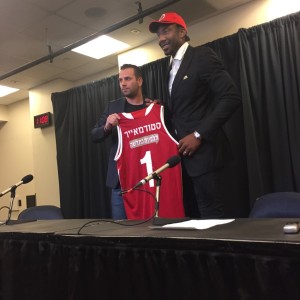 Amar'e Stoudemire accepted his jersey for Hapoel Jerusalem. He will play next season in Israel. Photo: Twitter.