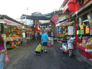 Tel Aviv's Shuk Hacarmel (Carmel Market) in 2015. Credit: Avishai Teicher via Wikimedia Commons.