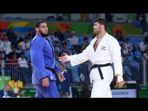 Israeli judoka Ori Sasson's handshake being rebuffed by Egyptian rival Islam El Shehaby at the Olympics. Photo: Screenshot.