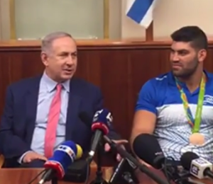 Israeli Prime Minister Benjamin Netanyahu with  judoka Ori Sasson. Photo: Screenshot.