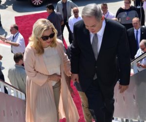 Prime Minister Benjamin Netanyahu and his wife, Sara, boarding a plane to the US. Photo: PMO.