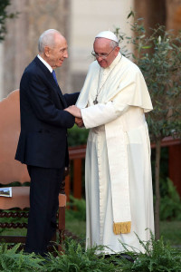 VATICAN CITY, VATICAN - JUNE 08: Pope Francis (L) meets Israeli President Shimon Peres for a peace invocation prayer at the Vatican Gardens on June 8, 2014 in Vatican City, Vatican. Pope Francis invited Israeli President Shimon Peres and Palestinian President Mahmoud Abbas to the encounter on May 25th during his visit to the Holy Land. (Photo by Franco Origlia/Getty Images)