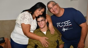 Shai Levy, flanked by his parents, on the day of his induction into the IDF. Photo: Eilat Municipality Spokesman.