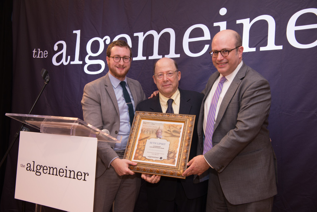 Algemeiner Editor-in-Chief and Bloomberg View Columnist Eli Lake present Seth Lipsky with his award. 