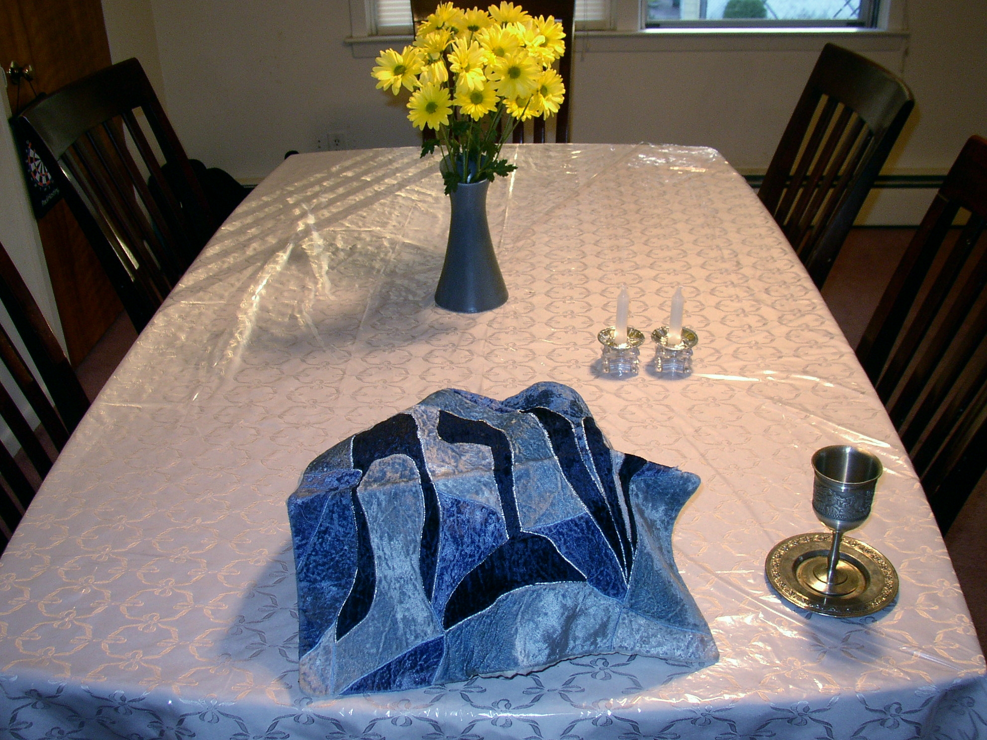 Setting up a Shabbat table. Photo: Wikipedia.
