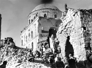 Jordanian Arab Legion soldiers during the destruction of the Tiferet Israel Synagogue in 1948. Photo: Wikimedia Commons.