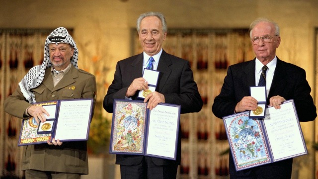 Yasser Arafat, Shimon Peres and Yitxhak Rabin receive their Nobel Peace Prizes in 1994, Photo: Saar Yaacov/ GPO via Wikimedia Commons.