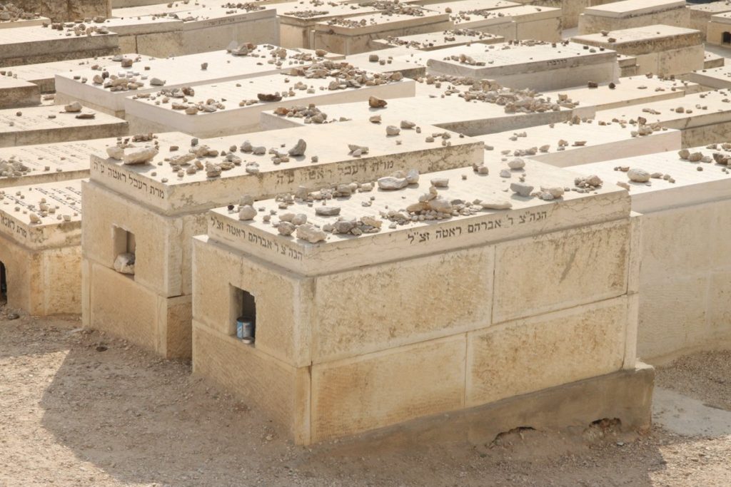 Graves at a Jewish cemetery. Photo: Wikiwand.