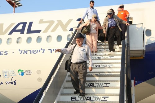 New immigrants arrive to Israel on a Nefesh B'Nefesh chartered aliyah flight. Photo: Sasson Tiram/Nefesh B'Nefesh.
