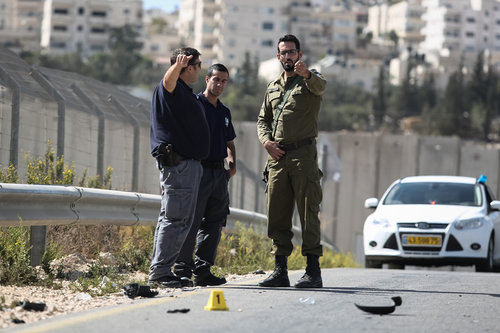 Israeli police and forensic experts at the scene of an Oct. 13 Palestinian car-ramming terror attack at the Aza'im checkpoint near Ma'ale Adumim, just east of Jerusalem. Photo: Flash90.