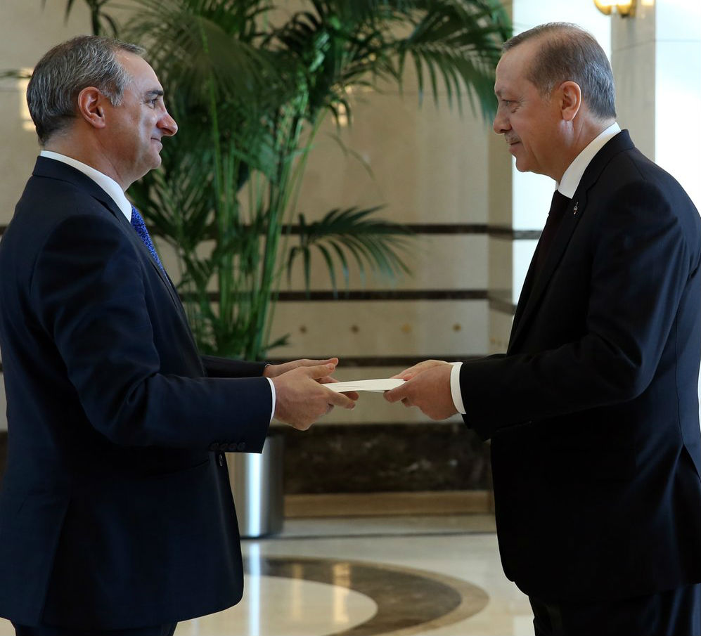Israeli Ambassador to Turkey Eitan Naeh, left, and Turkish President Eitan Naeh. Photo: Twitter.